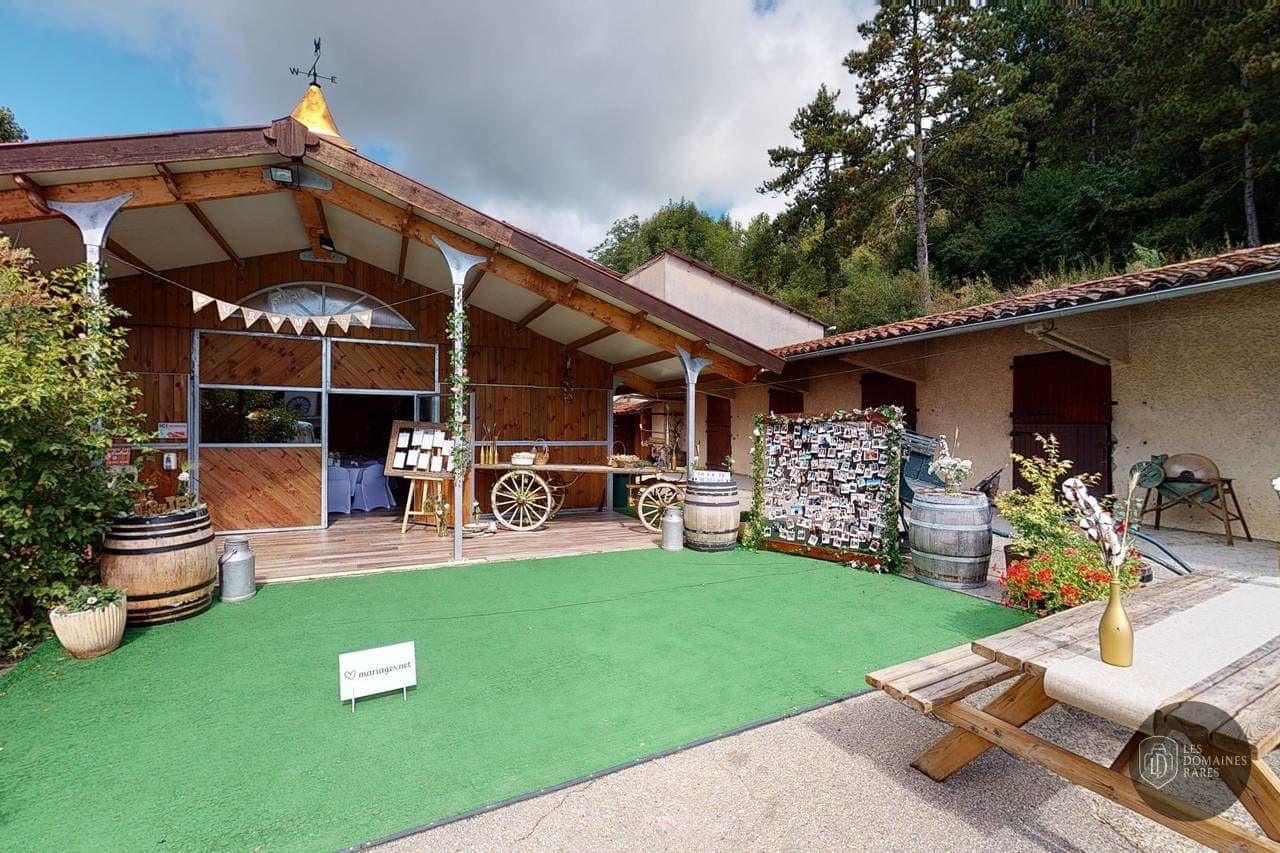Vue extérieure du domaine Ranch des Rochettes à Ceyzeriat en Auvergne-Rhône-Alpes