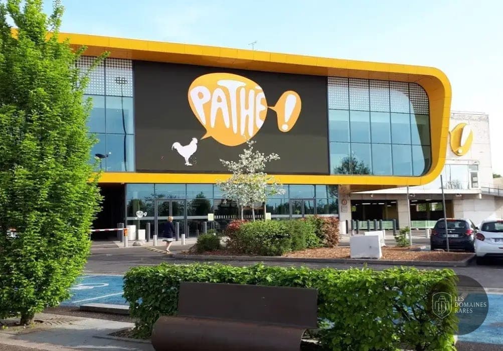 Extérieur: Cinéma Pathé proche de Regus