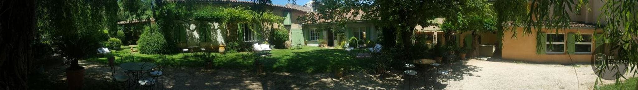 Vue extérieure de l'hôtel Relais Notre Dame en Provence-Alpes-Côte d'Azur