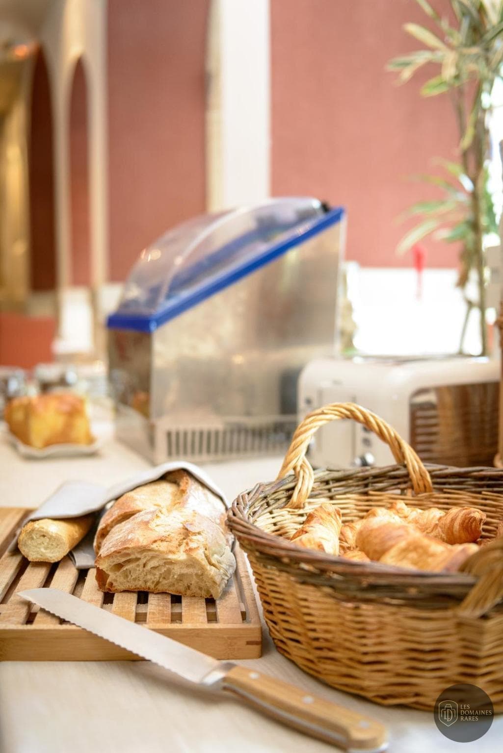 Vue extérieure de l'hôtel Relais de Fusies à Lacaune en Occitanie