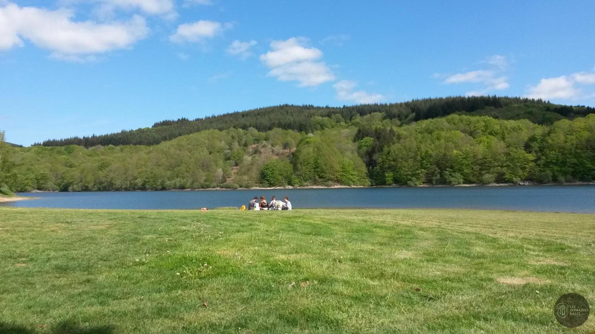 Vue extérieure de l'hôtel Relais de Fusies à Lacaune en Occitanie