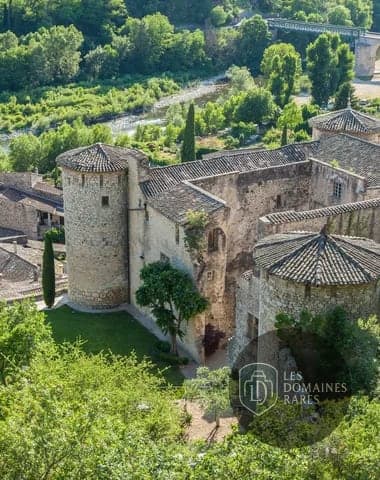 Vue extérieure de l'hôtel Relais de la Garenne en Auvergne-Rhône-Alpes