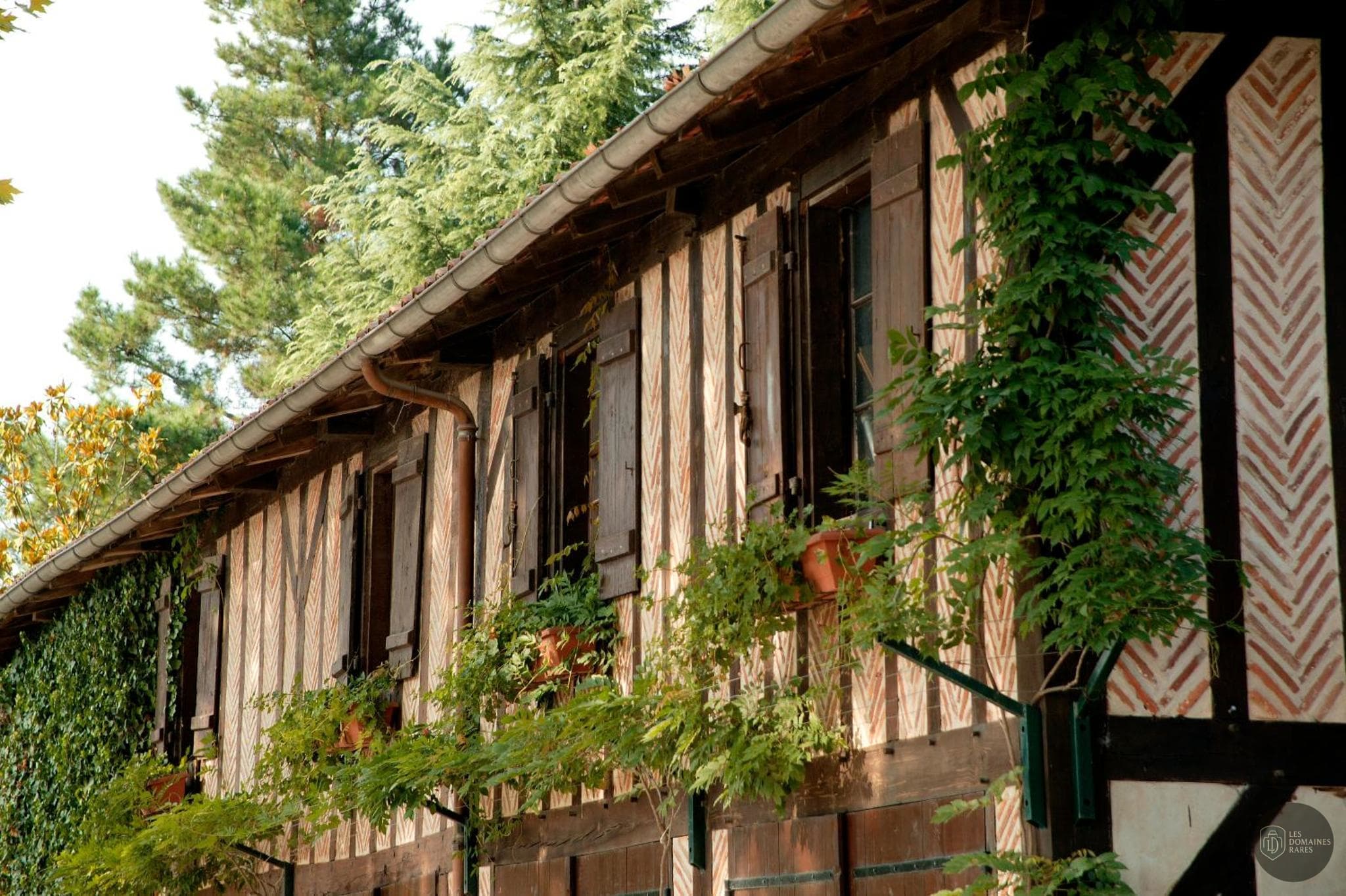 Vue extérieure du relais Relais de la Poste à Neuvéglise en Auvergne-Rhône-Alpes