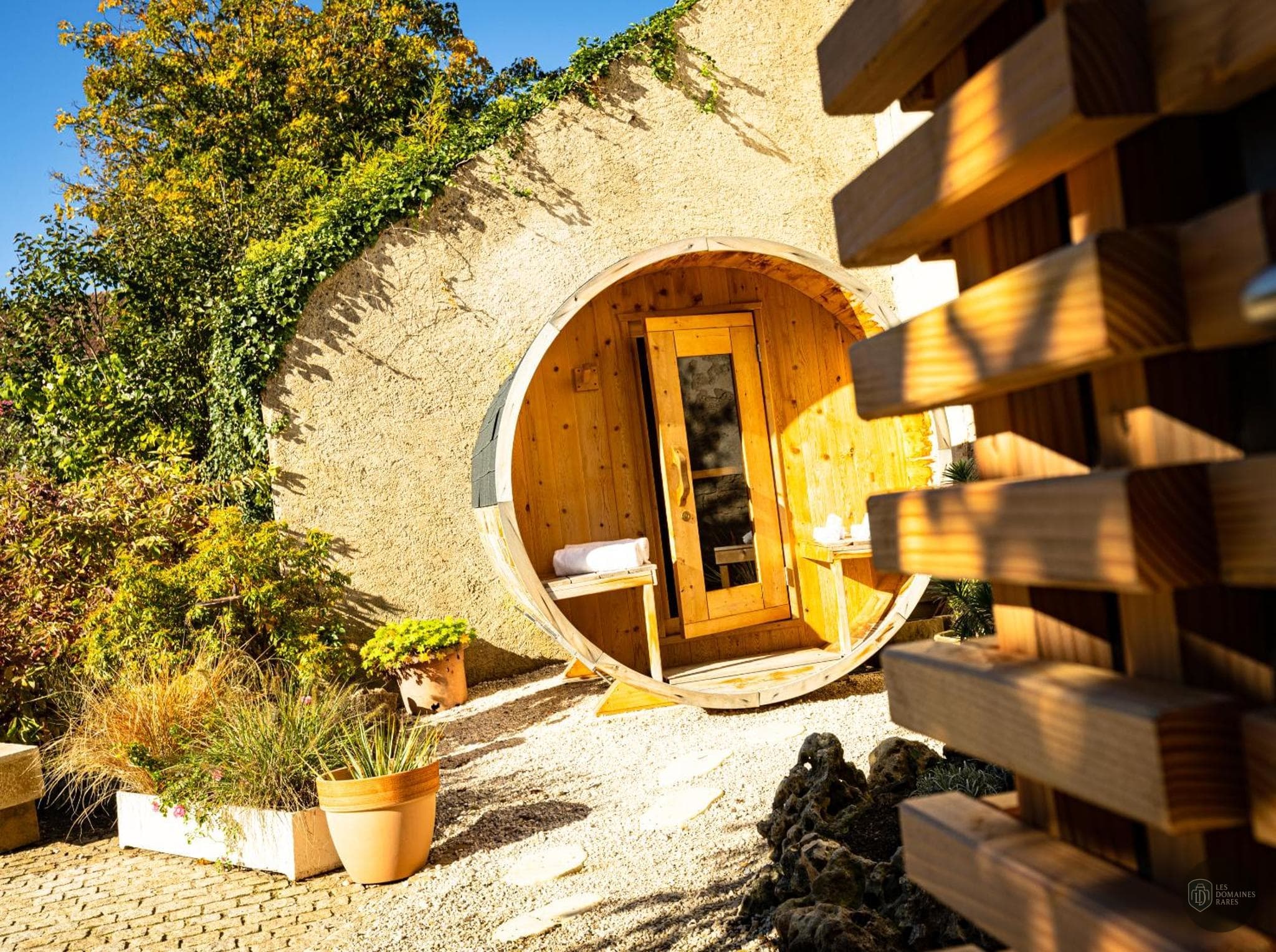 Vue de l'hôtel Relais de la Source à Saint en Bourgogne-Franche-Comté