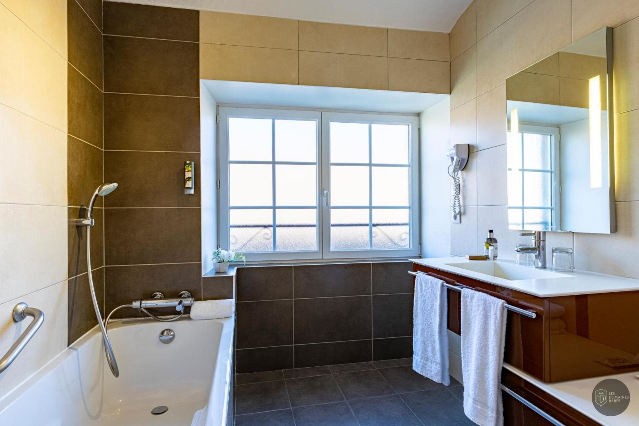 Salle de bain de l'hôtel Relais de la Source à Saint en Bourgogne-Franche-Comté