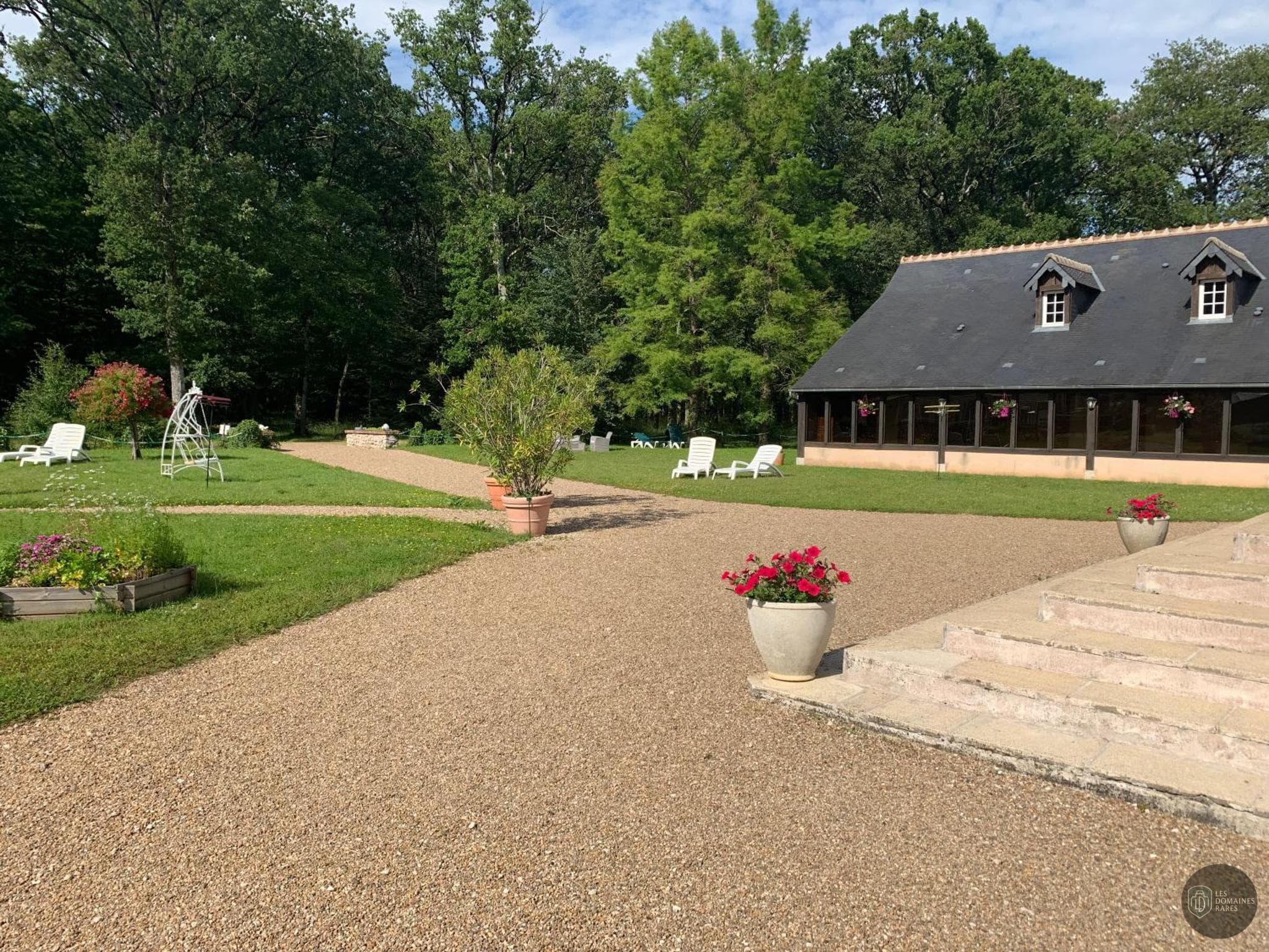 Vue extérieure du relais Relais des Landes à Ouchamps en Centre-Val de Loire