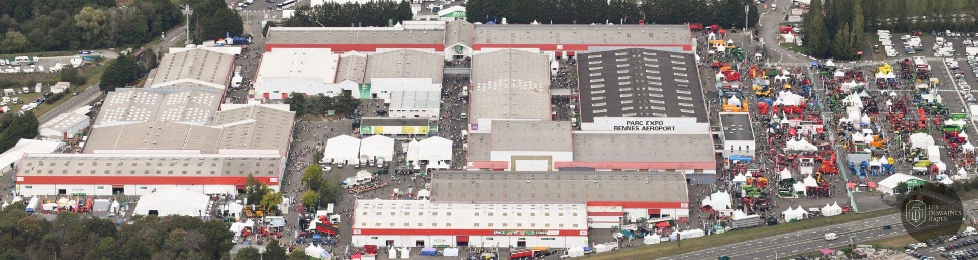 Vue extérieure du lieu Rennes parc expo à Bruz en Bretagne