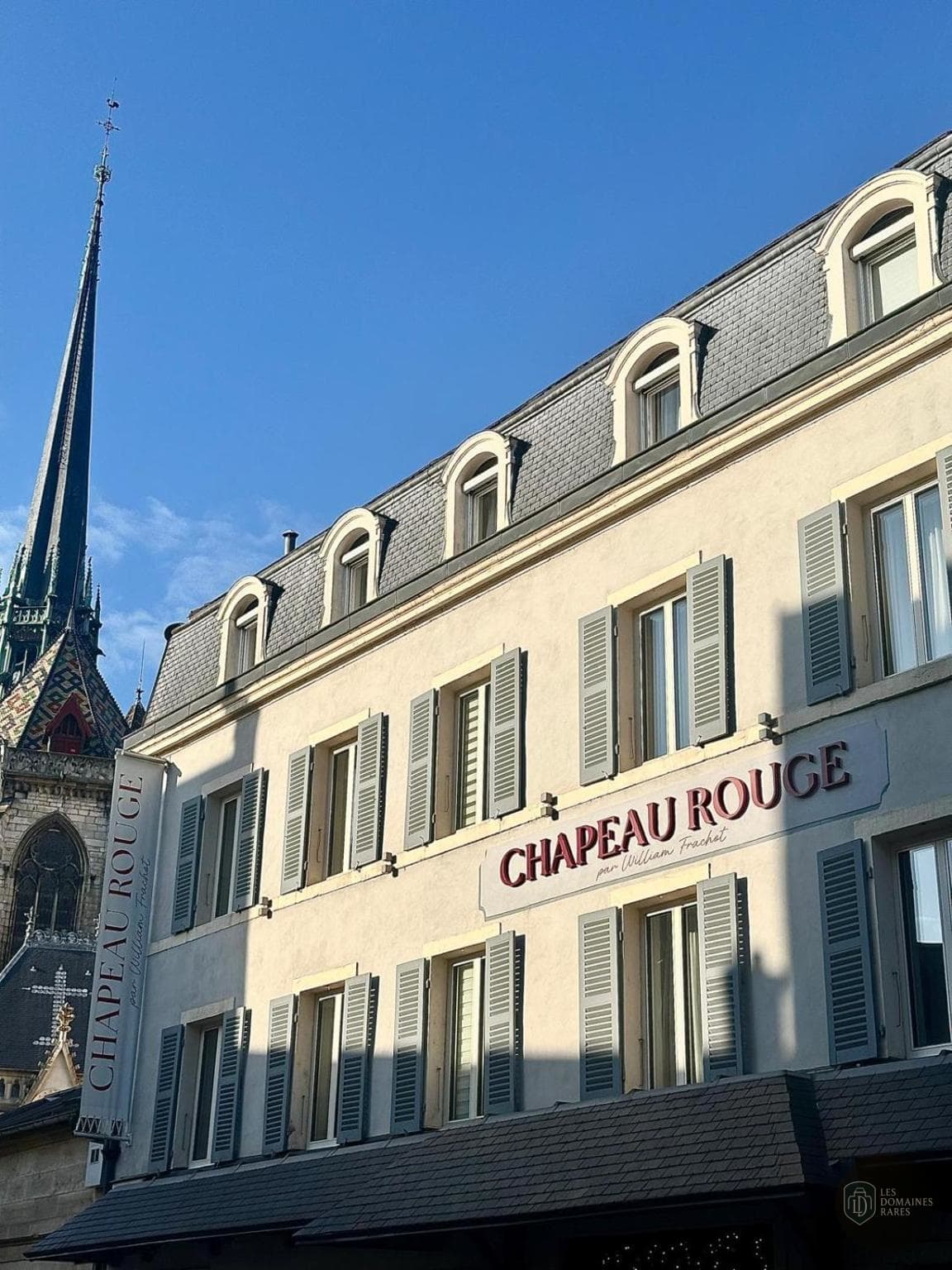 Vue extérieure du lieu Restaurant Chapeau à Versailles en Île-de-France