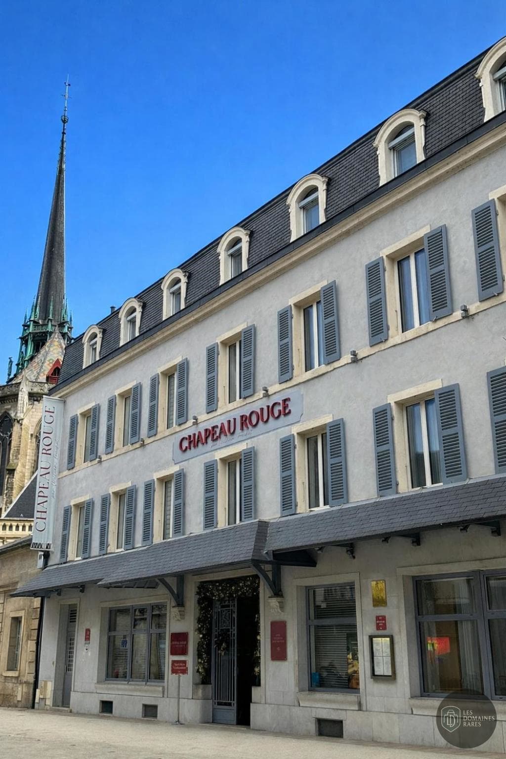 Vue extérieure du lieu Restaurant Chapeau à Versailles en Île-de-France