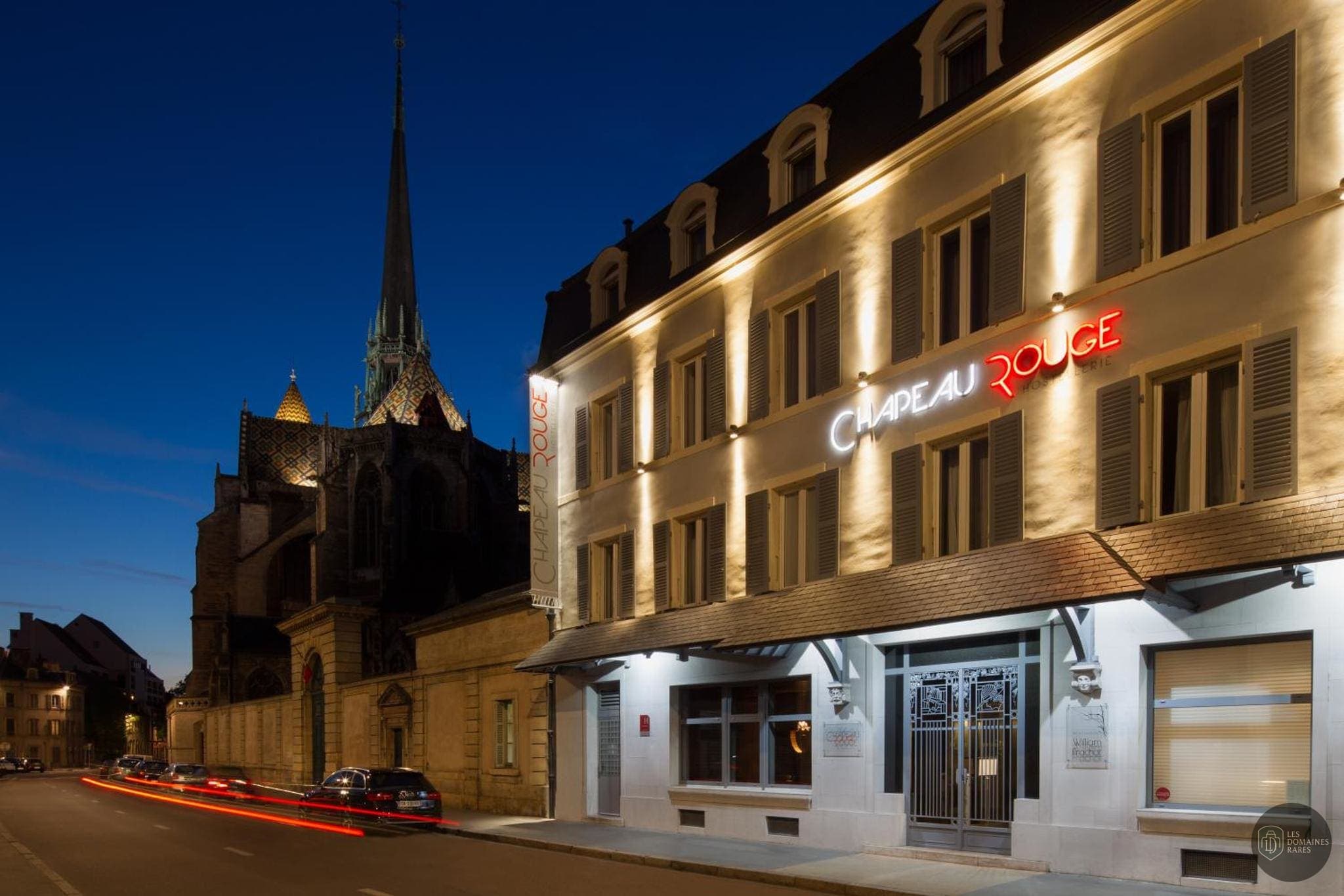 Vue extérieure du lieu Restaurant Chapeau à Versailles en Île-de-France