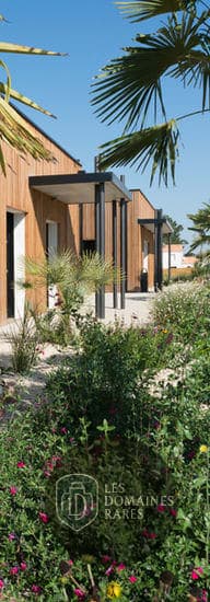 Jardin et bâtiment du restaurant