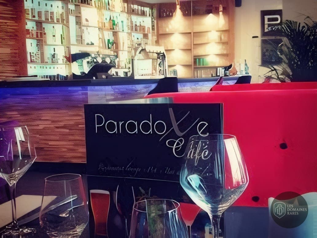 Bar et tables dressées du restaurant