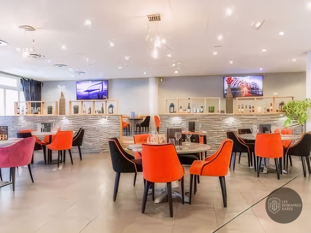 Salle de restaurant lumineuse et colorée