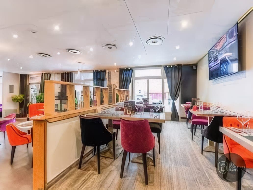 Intérieur du restaurant avec tables et chaises
