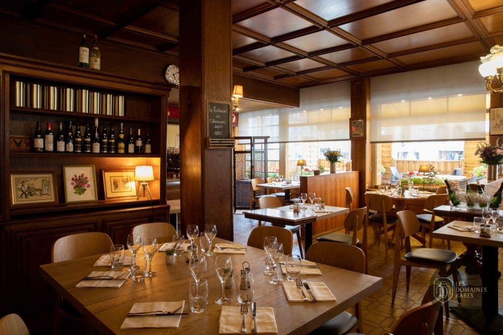 Salle de restaurant avec tables dressées