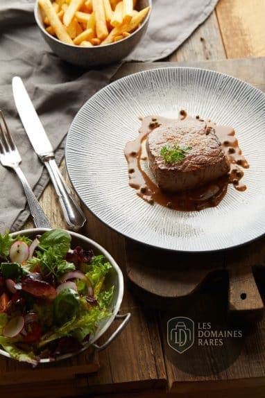 Plat de viande, frites et salade