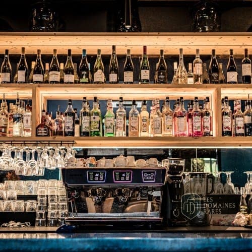 Bar du restaurant, étagères de bouteilles