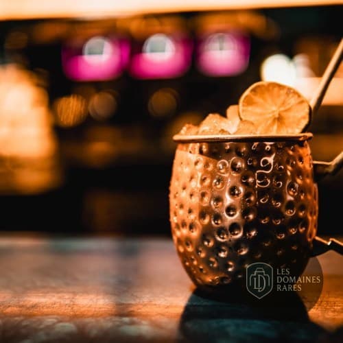 Cocktail au bar, mule en cuivre