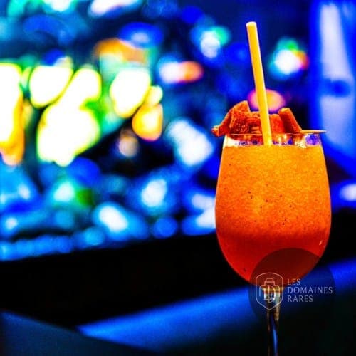 Cocktail coloré avec décor aquatique
