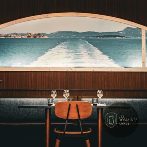 Table dressée avec vue sur mer