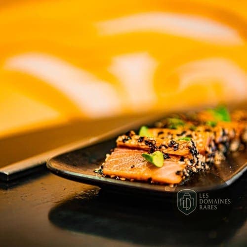 Assiette de poisson cru au sésame
