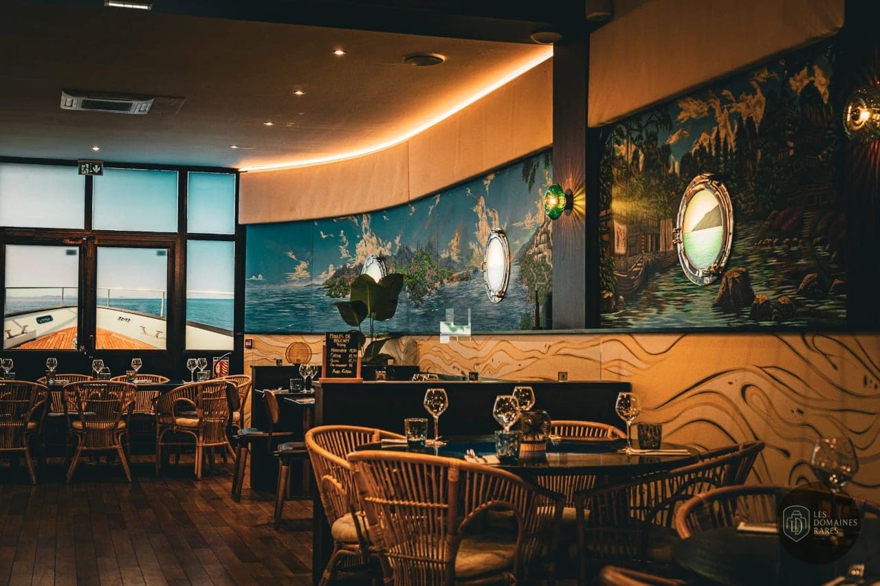 Salle de restaurant décorée sur le thème marin