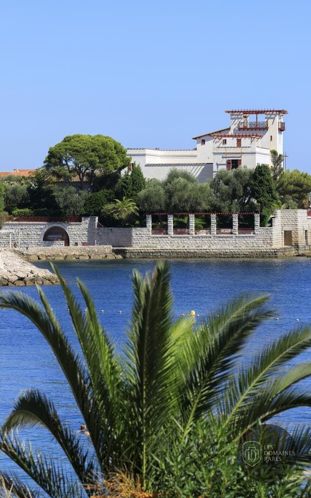 Bâtiment au bord de la mer