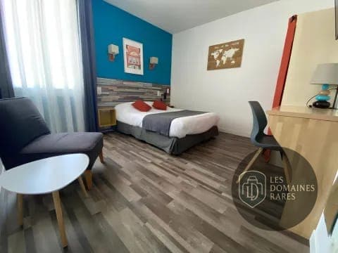 Chambre avec lit double et bureau