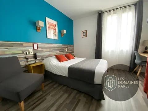 Chambre double avec bureau et fauteuil