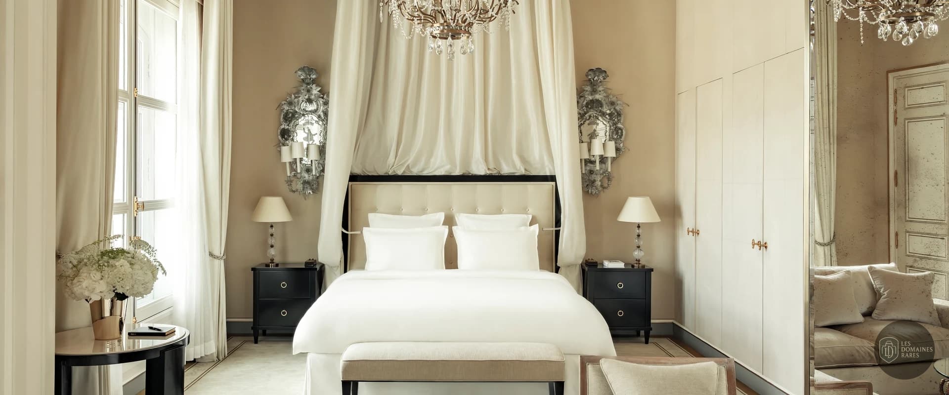 Chambre avec lit à baldaquin et salon