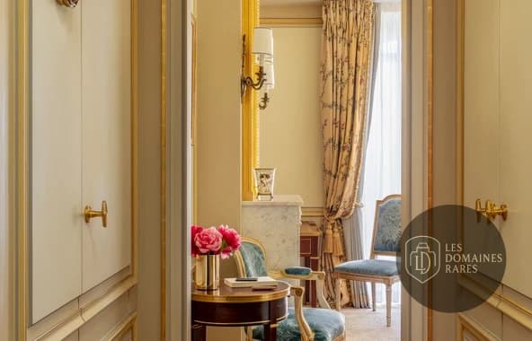 Intérieur : Couloir et coin salon