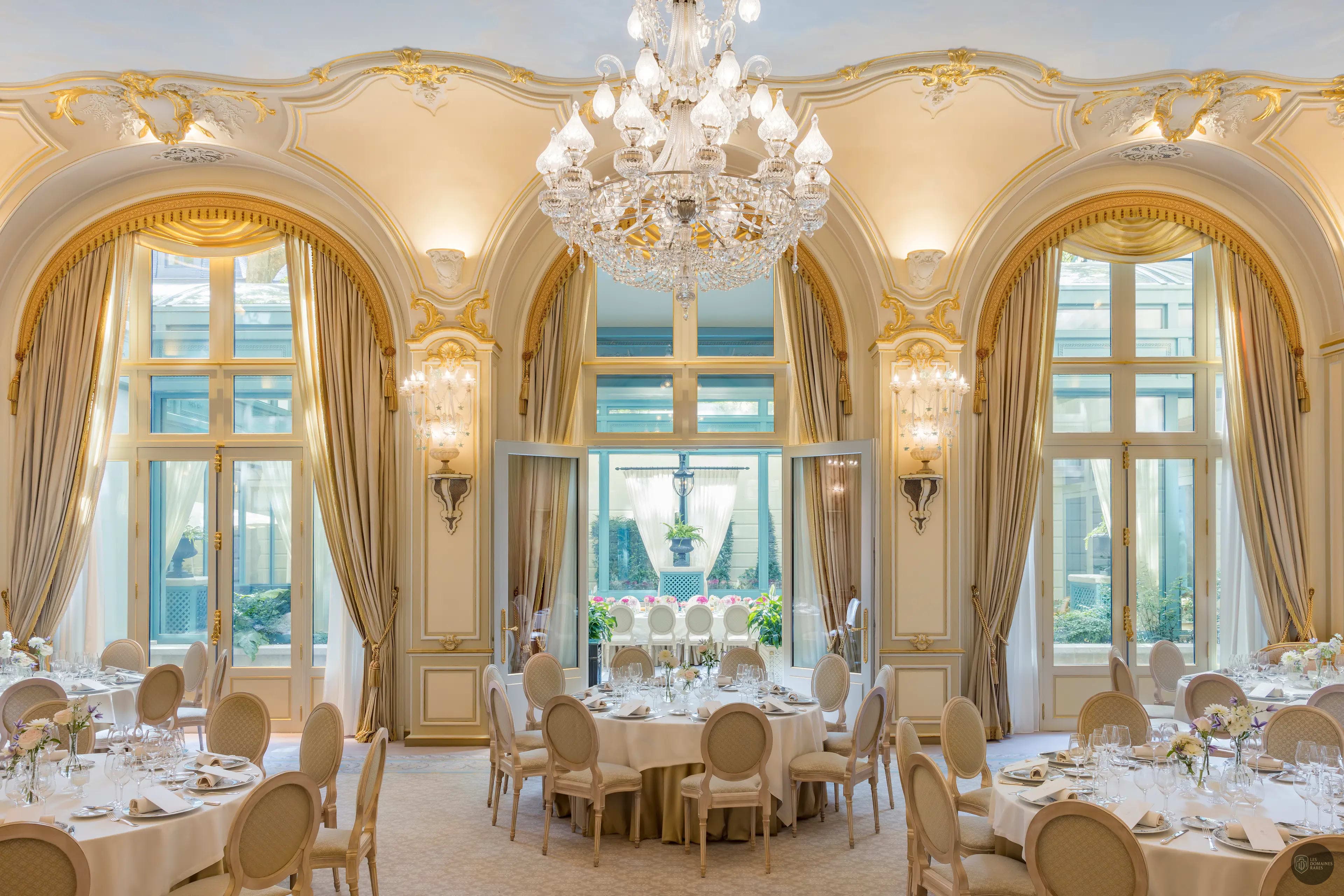 Salle de banquet avec tables rondes