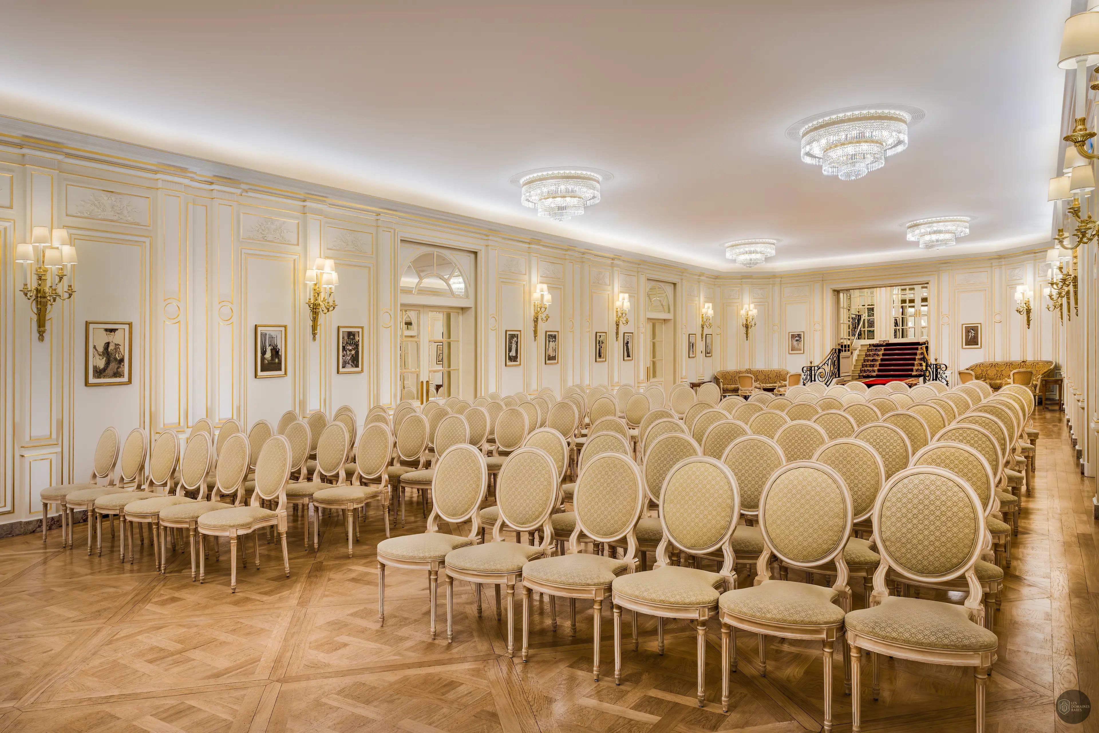 Salle de conférence avec chaises alignées
