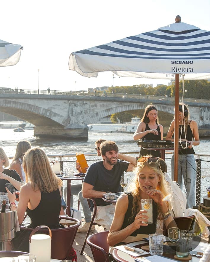 Vue extérieure de l'auberge Riviera Fuga en Île-de-France