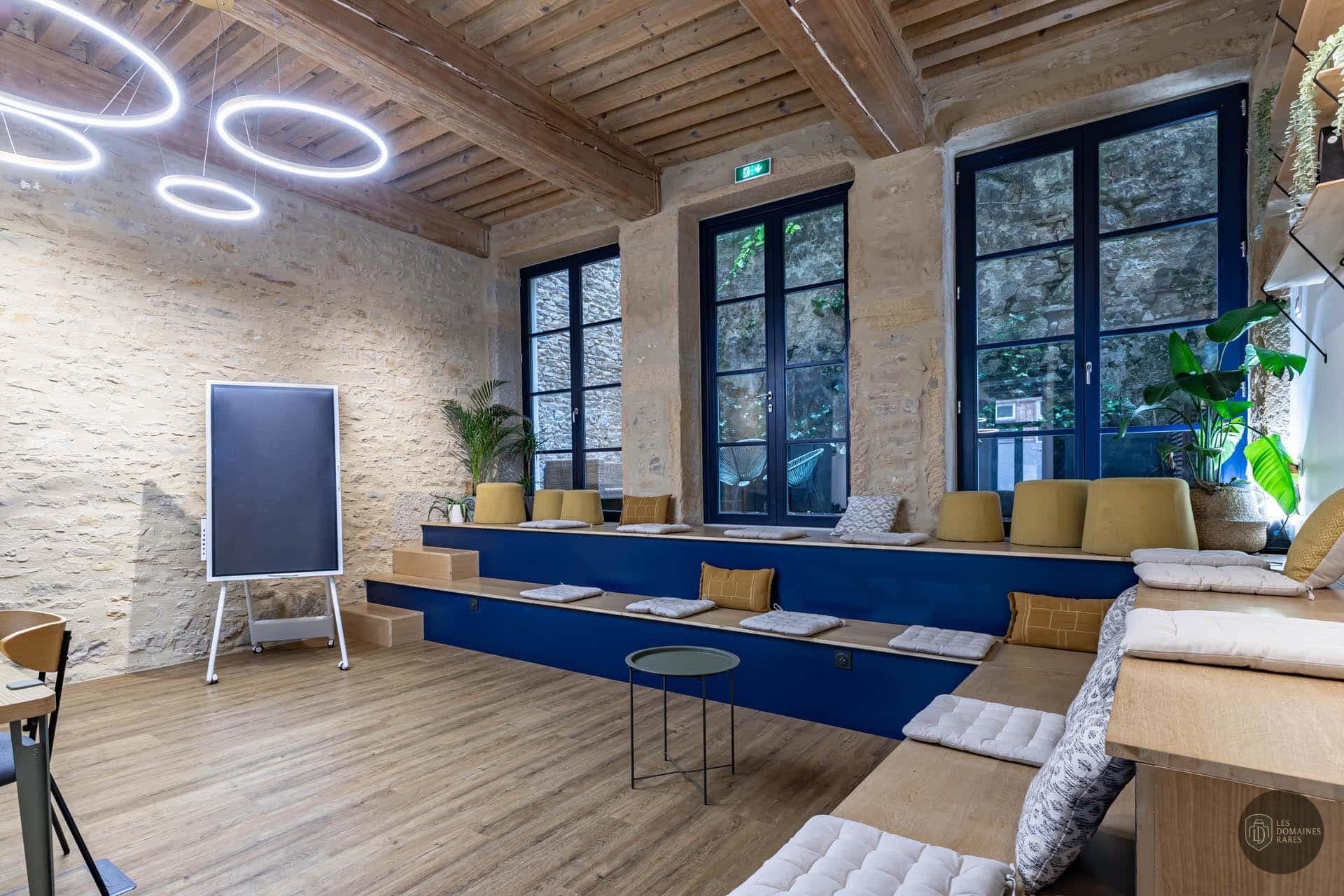 Salle de réunion avec gradins