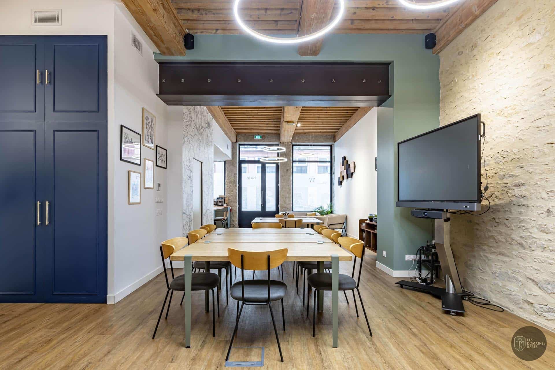 Salle de réunion avec grande table