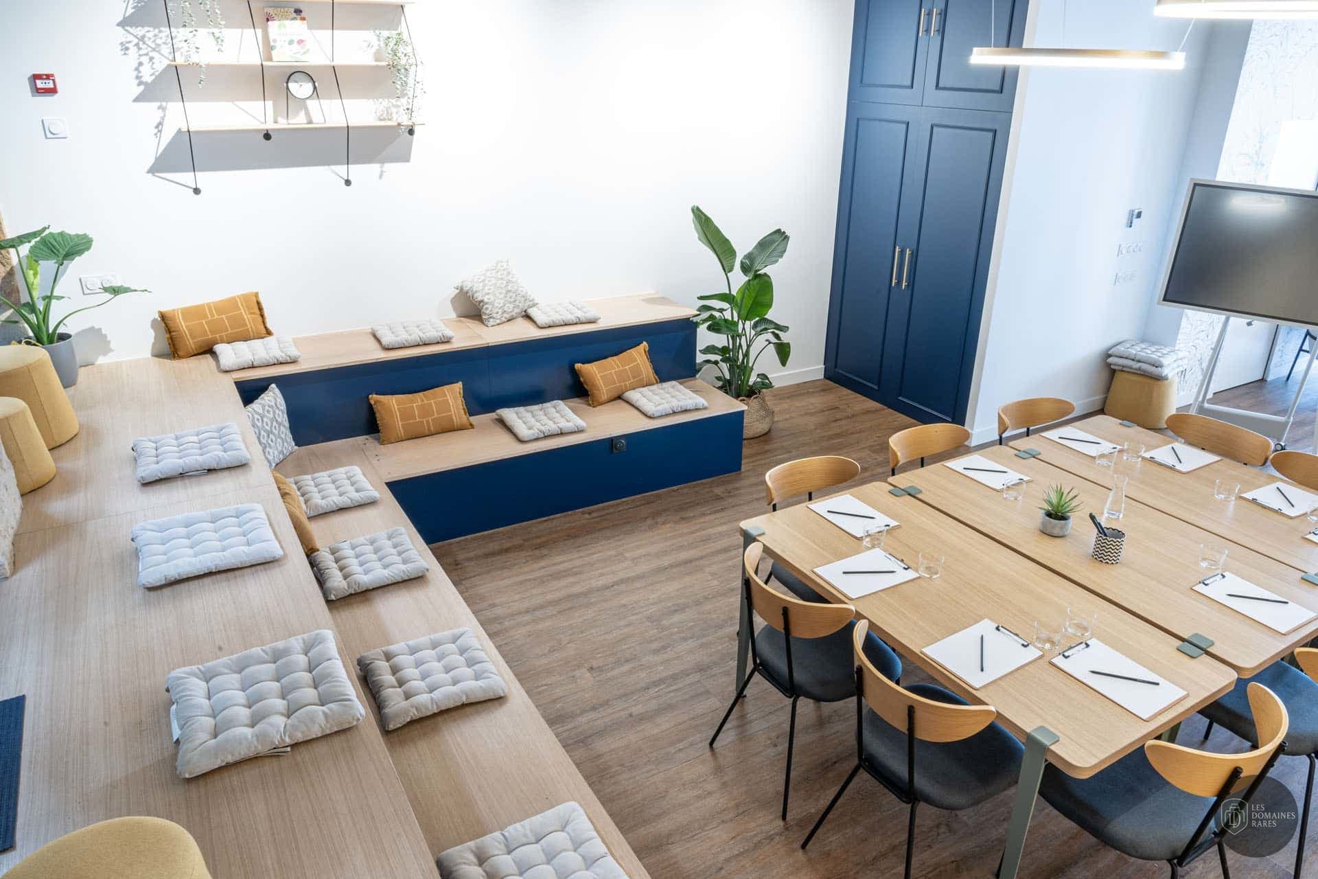 Salle de réunion avec gradins et table