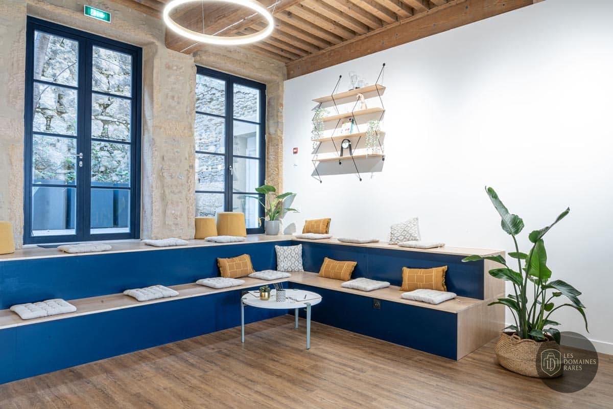 Espace de réunion avec gradins confortables