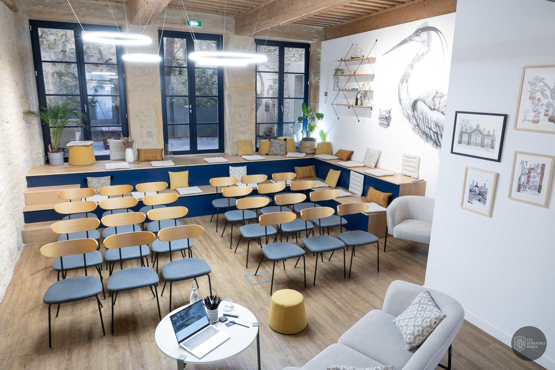 Salle de conférence avec gradins et chaises