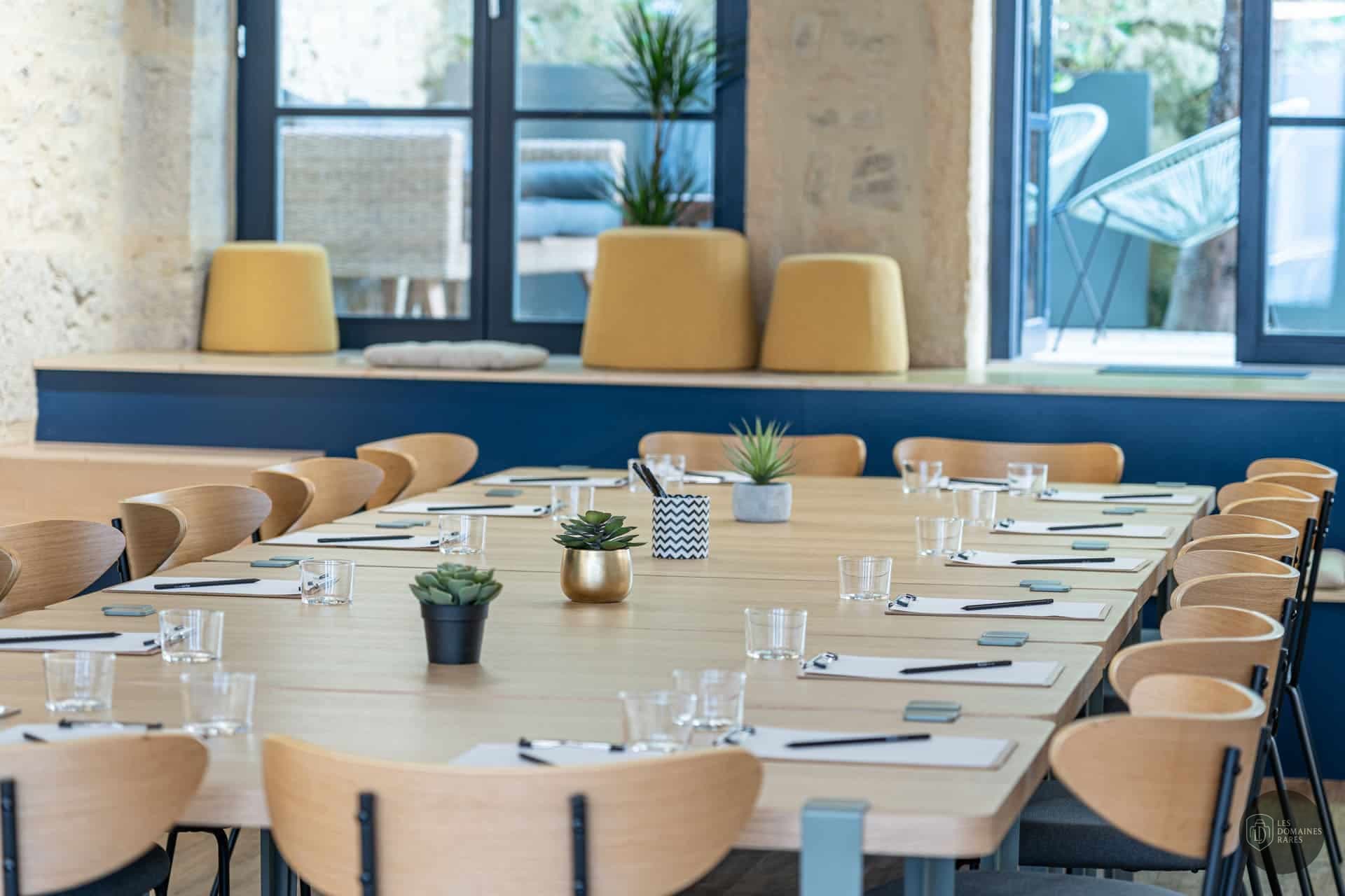 Table de réunion préparée