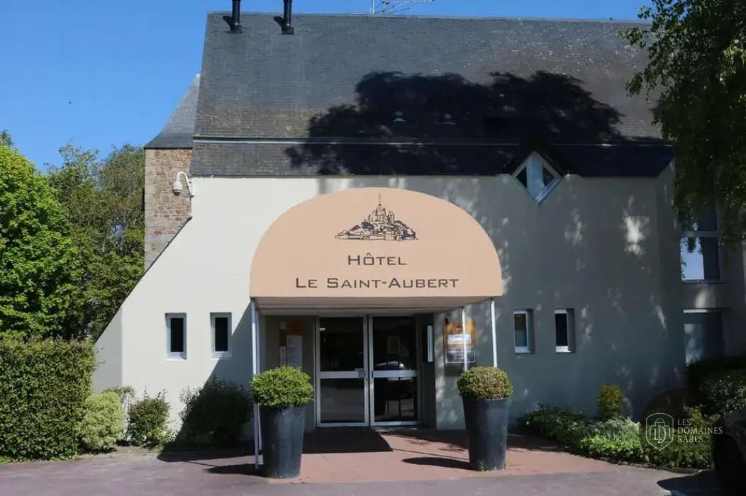 Vue extérieure de l'hôtel Roc'Land Hôtel à Tremblay en Bretagne