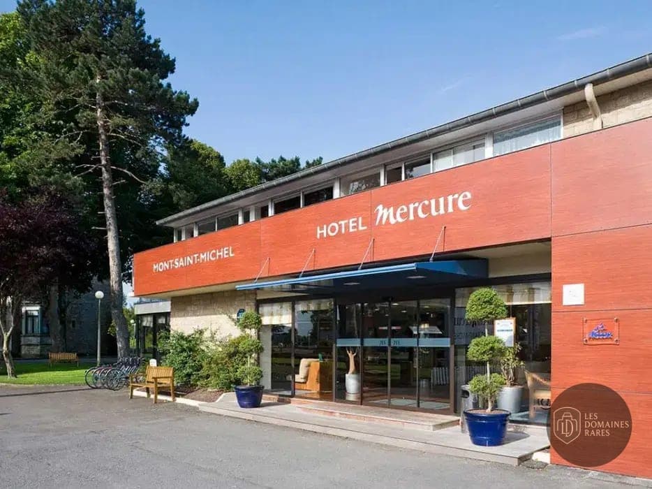 Vue extérieure de l'hôtel Roc'Land Hôtel à Tremblay en Bretagne