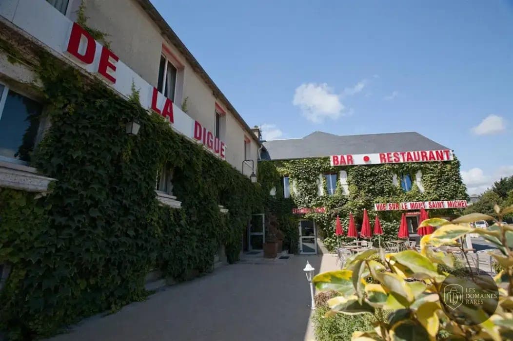 Vue extérieure de l'hôtel Roc'Land Hôtel à Tremblay en Bretagne