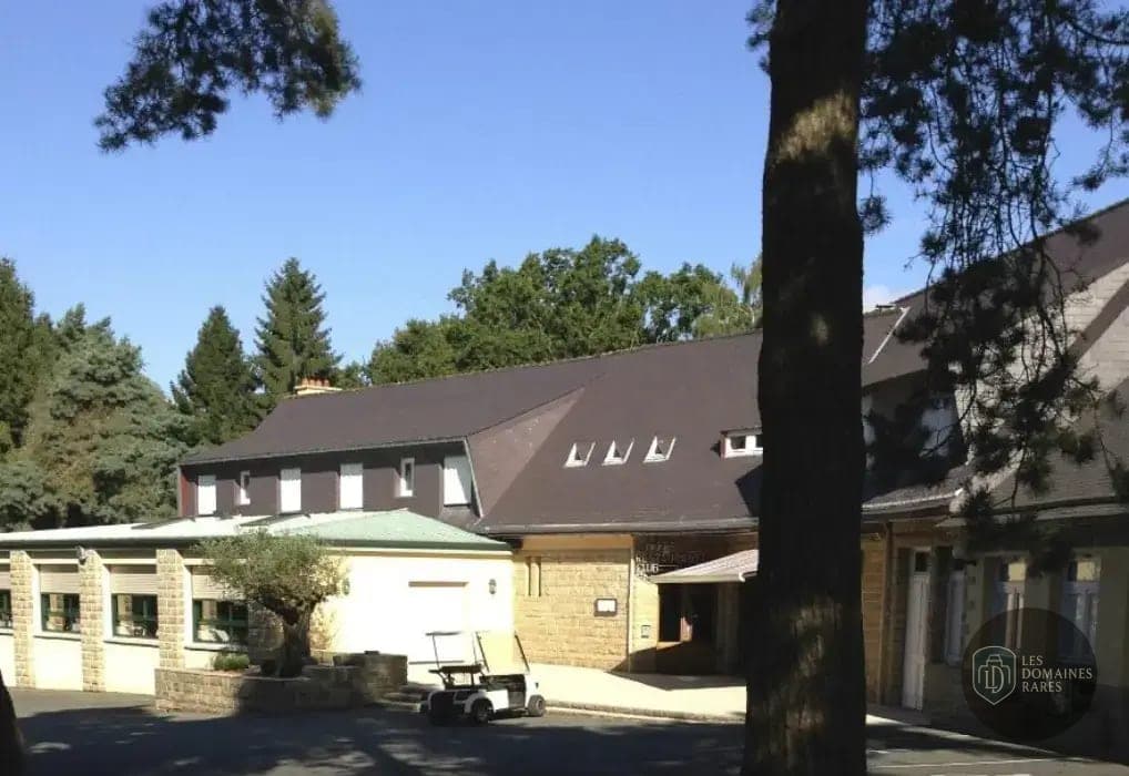 Vue extérieure de l'hôtel Roc'Land Hôtel à Tremblay en Bretagne