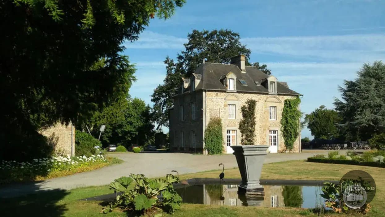 Vue extérieure de l'hôtel Roc'Land Hôtel à Tremblay en Bretagne