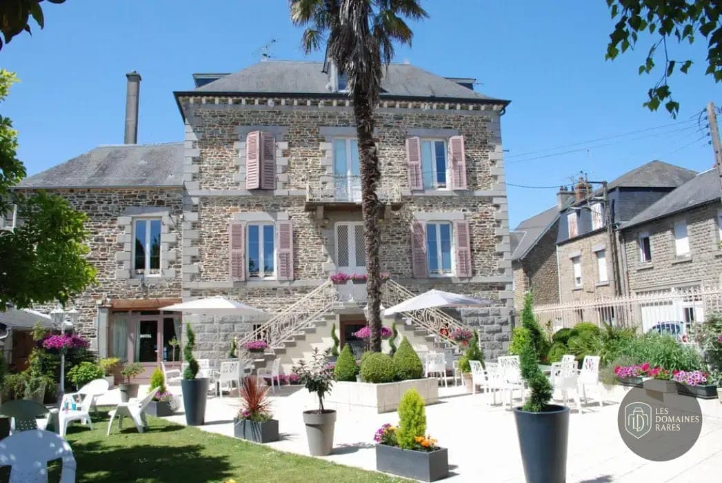Vue extérieure de l'hôtel Roc'Land Hôtel à Tremblay en Bretagne