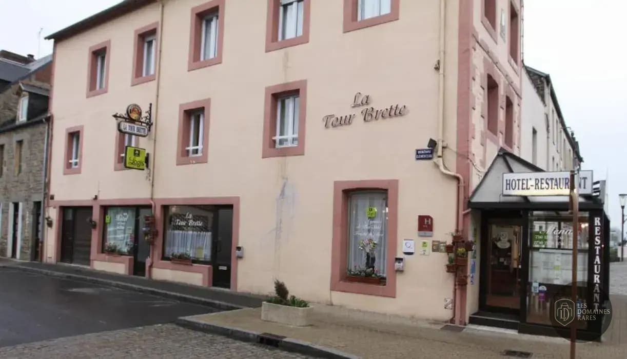 Vue extérieure de l'hôtel Roc'Land Hôtel à Tremblay en Bretagne