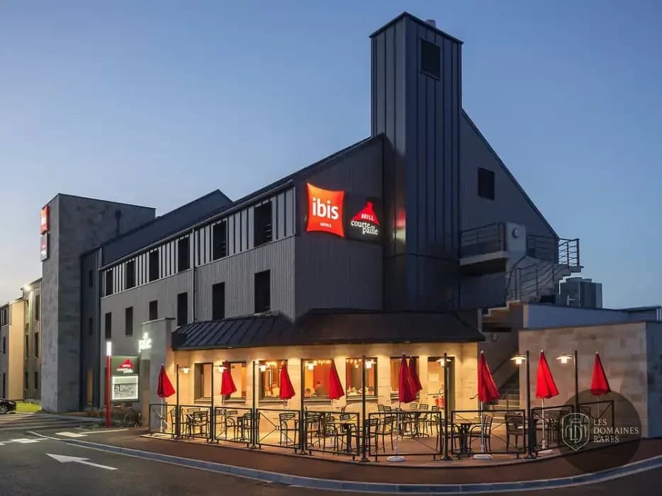 Vue extérieure de l'hôtel Roc'Land Hôtel à Tremblay en Bretagne
