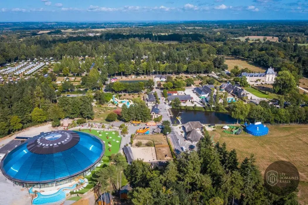 Vue extérieure de l'hôtel Roc'Land Hôtel à Tremblay en Bretagne