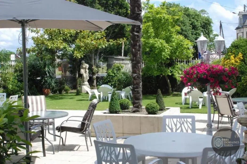 Vue extérieure de l'hôtel Roc'Land Hôtel à Tremblay en Bretagne
